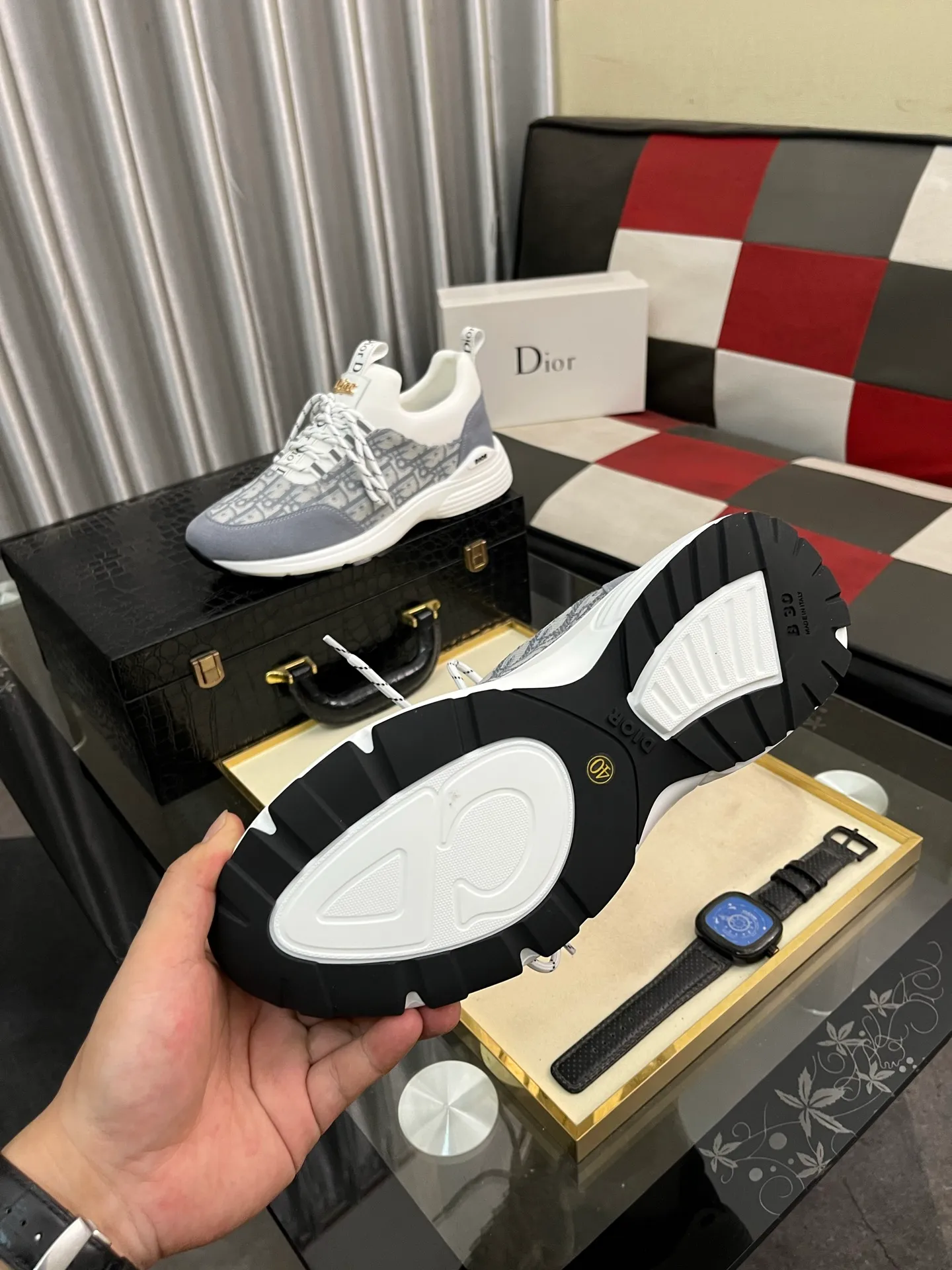 Men's Men's Shoes💰440⌚️⌚️ Dior's casual and sporty style combines the elements of dad's bag-soled shoes. It has successfully broken through the dad shoe style that has been on the streets in recent years and has become a beautiful landscape in luxury goods. The fabric is high mercerized with breathable mesh. The mesh on both sides of the shoe is made of three layers of composite technology. The bottom process uses package molding fabrics: imported high mercerized 🐂 cowhide stitching with original customized D-shaped mesh code number: 38-444️⃣ Colors available
